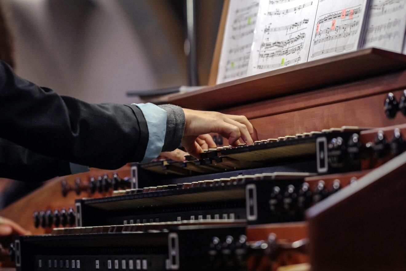 Chor mit Notenblättern in der Kirche